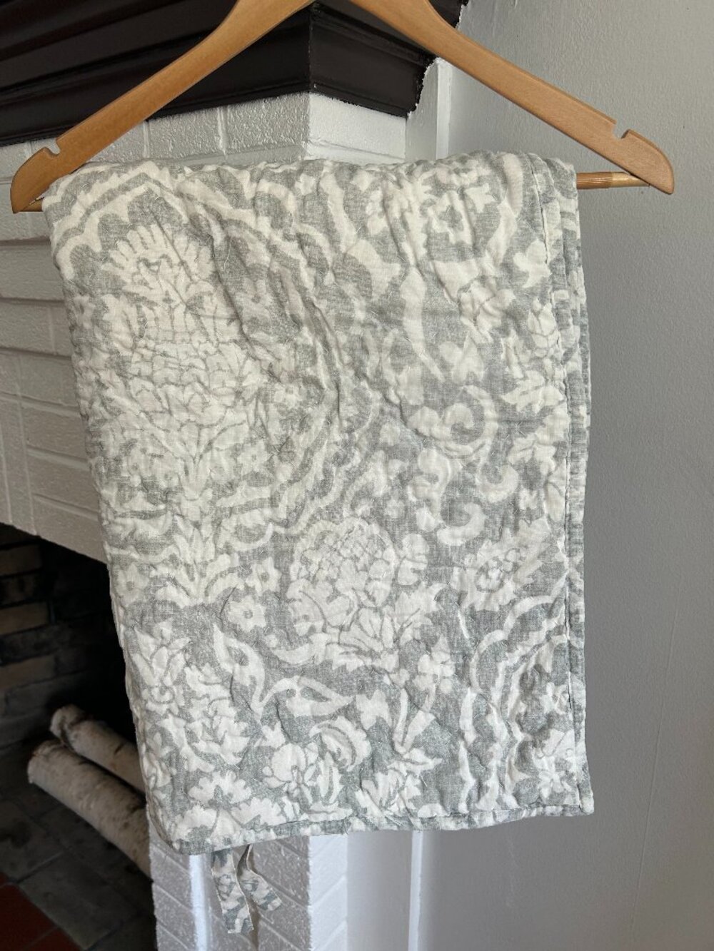 Pottery Barn Linen Blend Quilted Luciana Medallion Damask Euro Shams (2) 26 X 26